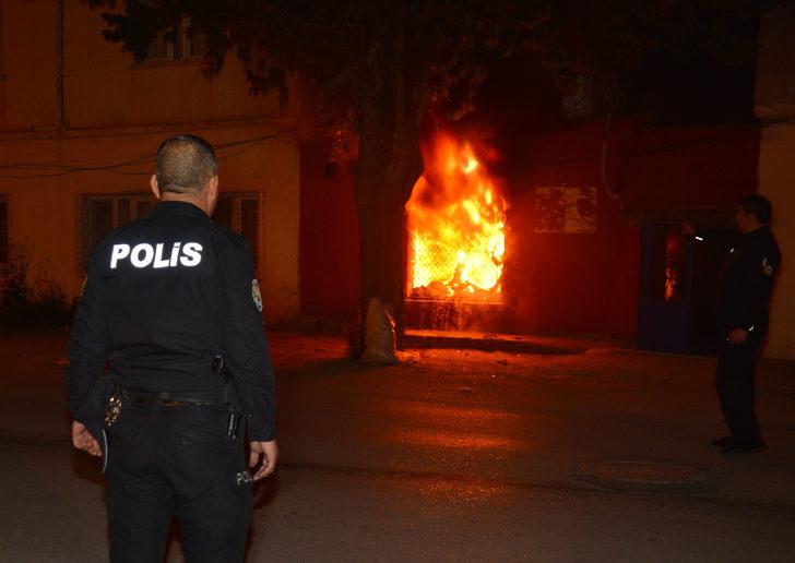 Korkunç anlar!  Evi ateşe verip, kendisini içeri kapattı G1