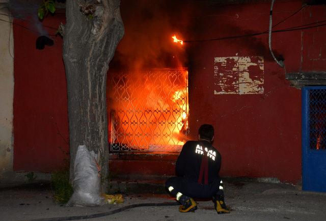 Evi ateşe verip, kendisini içeri kapattı