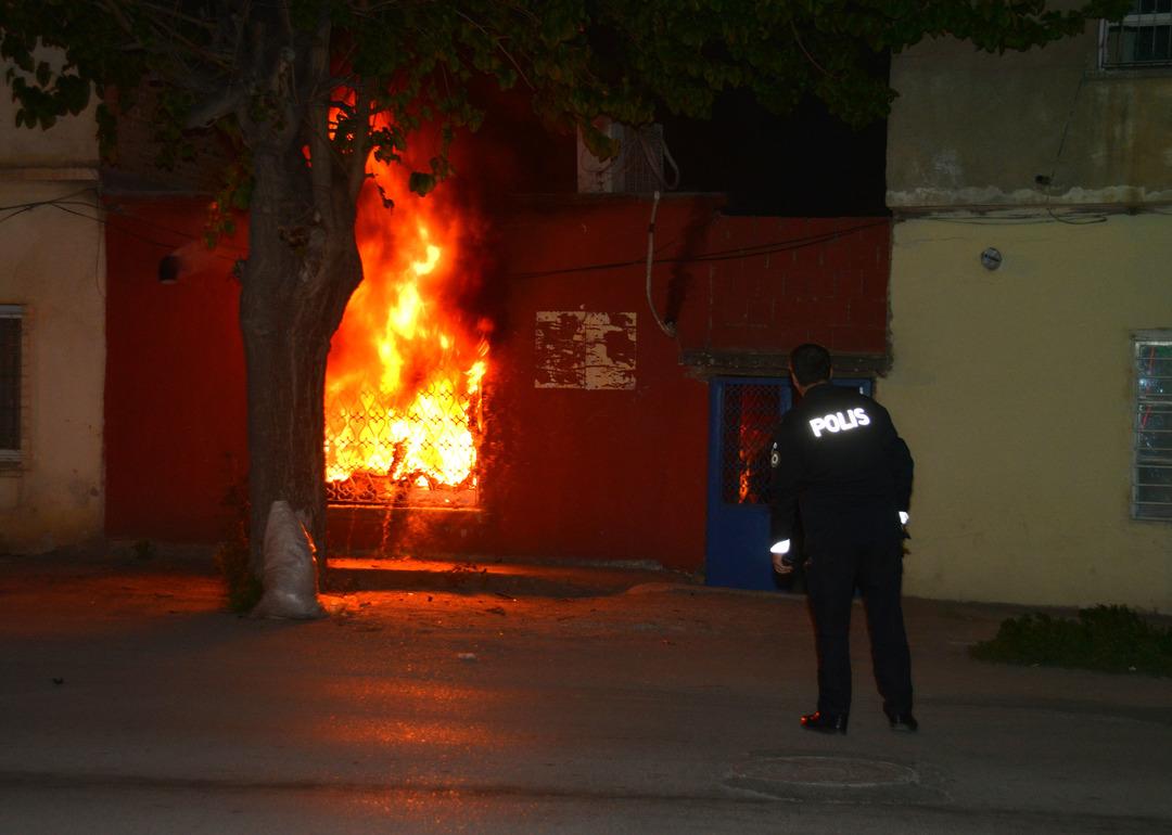 Korkun&ccedil; anlar!  Evi ateşe verip, kendisini i&ccedil;eri kapattı