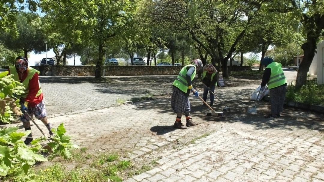 Burhaniye&rsquo;de kent temizliğine kadın eli değdi