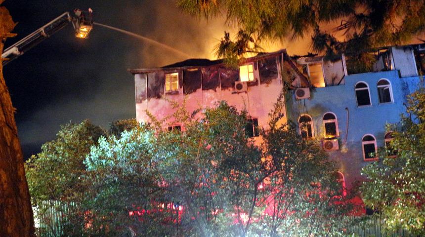 Antalya'da otel lojmanında yangın! Çalışanlar tahliye edildi