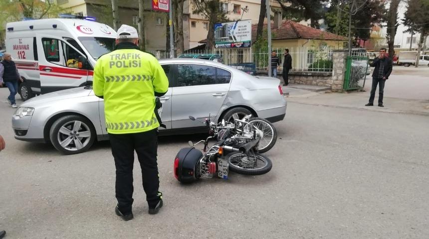 Otomobil ile motosiklet &ccedil;arpıştı