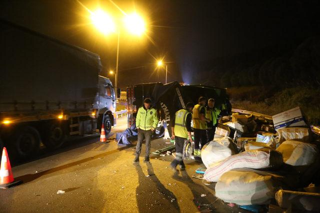 Oyuncak yüklü kamyon devrildi, şoför öldü