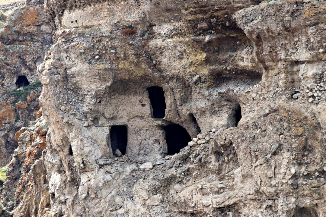 Sakaeli Kaya Mezarları ziyaret&ccedil;ilerini bekliyor