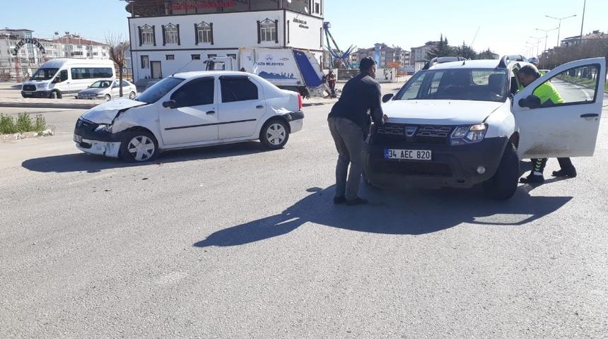 Elazığ&rsquo;da trafik kazası: 3 yaralı