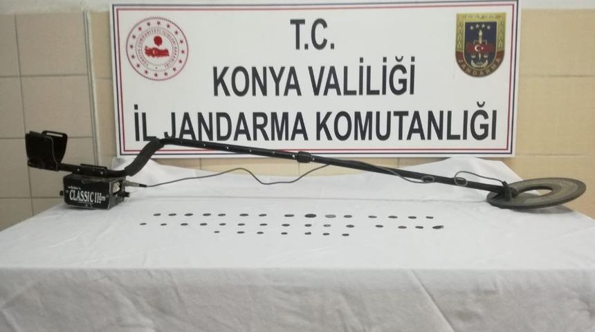 Tarihi bronz ve g&uuml;m&uuml;ş sikkeleri satmak isterken yakalandılar