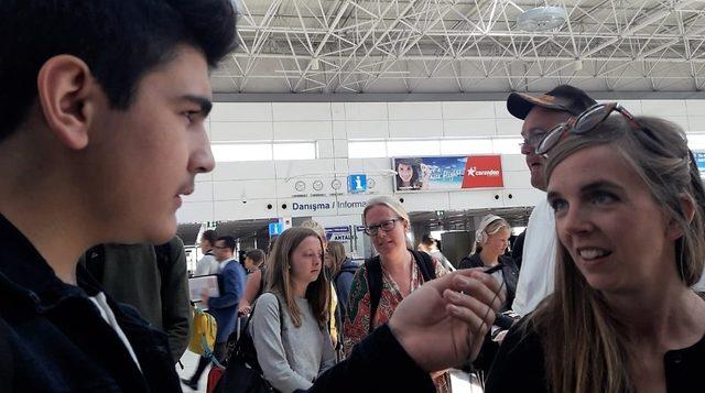Öğrencilere havalimanında uygulamalı dil eğitimi