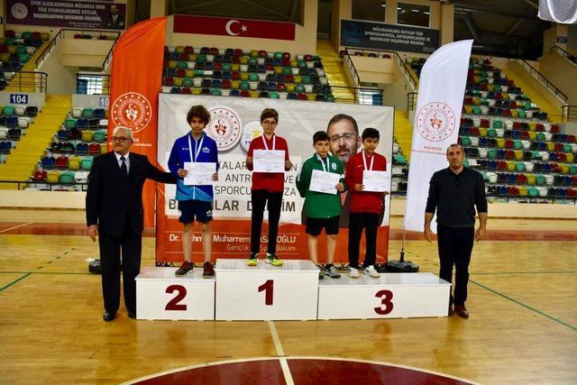 Masa tenisinde yarı final müsabakaları yapıldı