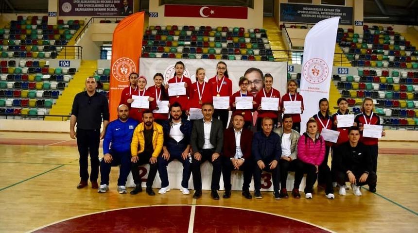 Masa tenisinde yarı final müsabakaları yapıldı