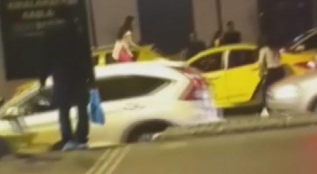 Tarlabaşı'nda laf atan kişiyi öfkeli gruptan taksici kurtardı