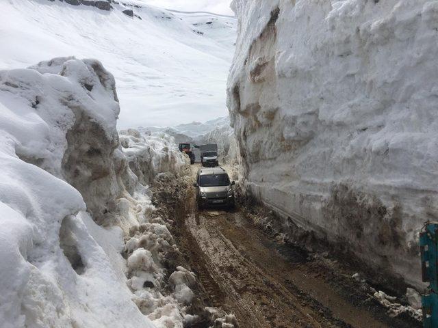 Yola düşen çığ 22 gün sonra temizlendi