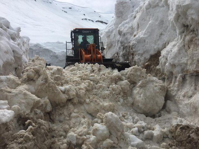 Yola düşen çığ 22 gün sonra temizlendi