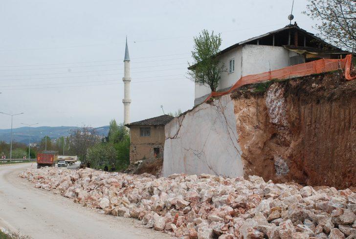 Kaya parçası üzerindeki ev görenler şaşırıyor G2