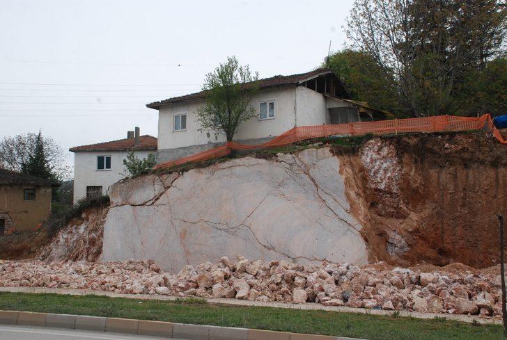 Kaya parçası üzerindeki ev görenler şaşırıyor G3