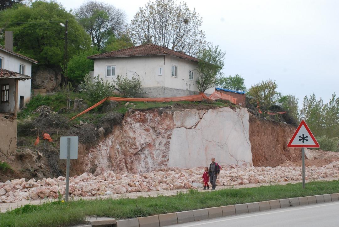 Kaya par&ccedil;ası &uuml;zerindeki ev g&ouml;renler şaşırıyor