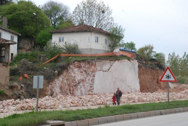 Kaya parçası üzerindeki ev görenler şaşırıyor G4
