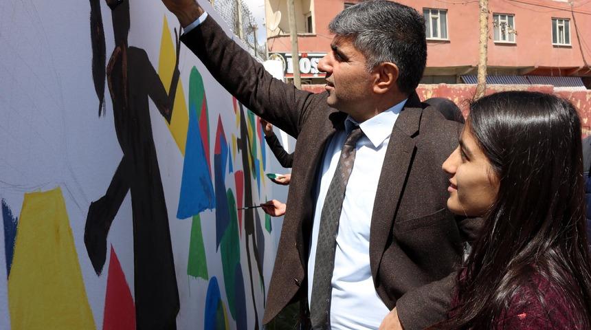 Resim dersini duvar boyayarak işliyorlar