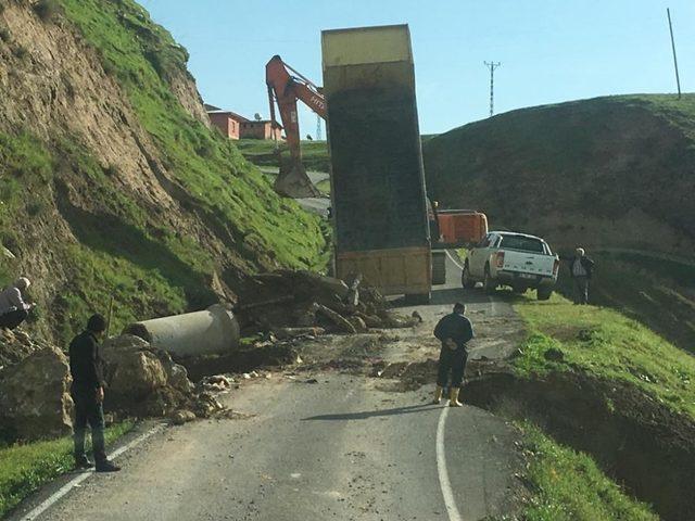 Sason ve Kozluk’ta yağmur sonrası tahrip olan köy yolları onarılıyor