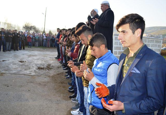 Çubuk Akkuzulu gençler dualarla askere uğurlandı