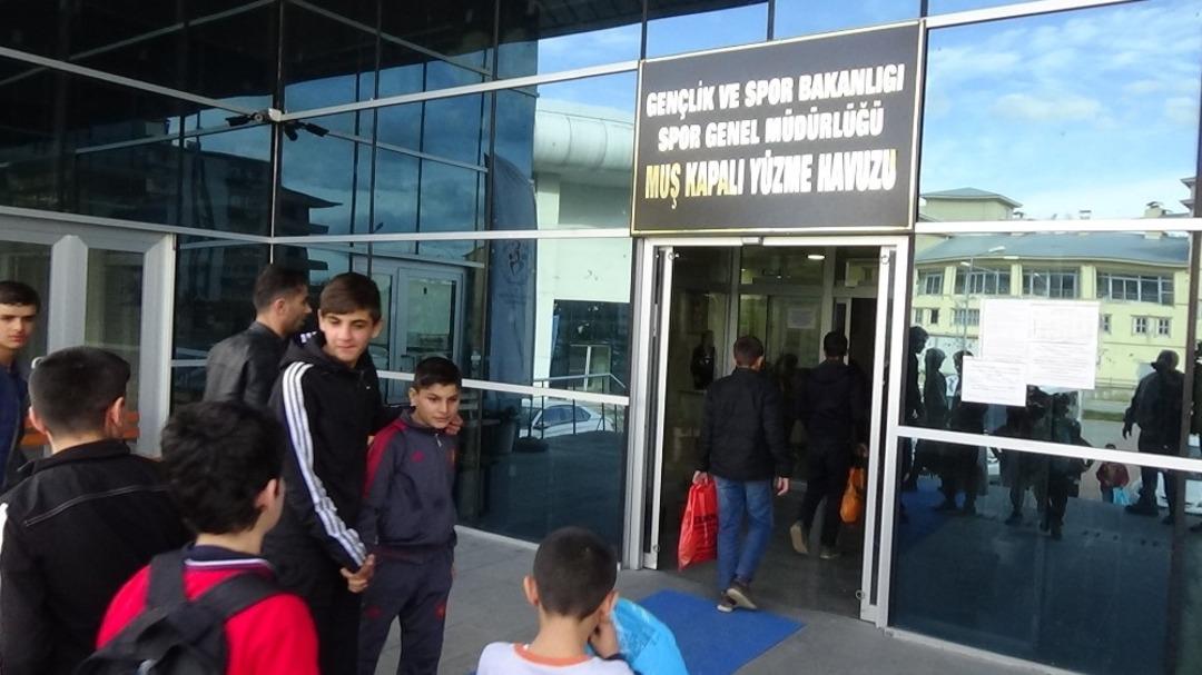 Sokaktan sanata kazandırılan &ccedil;ocuklar y&uuml;zme &ouml;ğreniyor