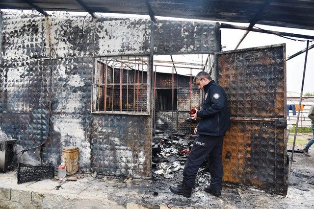 Yangında, 450 bin liralık kaydın tutulduğu veresiye defteri kül oldu