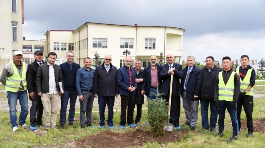 Kırgızistan&rsquo;da dernek başkanından Cumhurbaşkanı Erdoğan&rsquo;a mektup ve fotoğraf