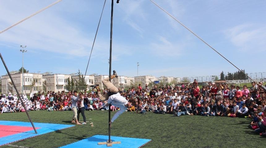 Samsat&rsquo;ta &ccedil;ocuklar sirk g&ouml;sterileri ile eğlendi