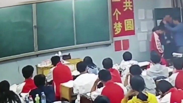 Sınıfta rezalet! İki öğrencisini yanına çağırıp... G1