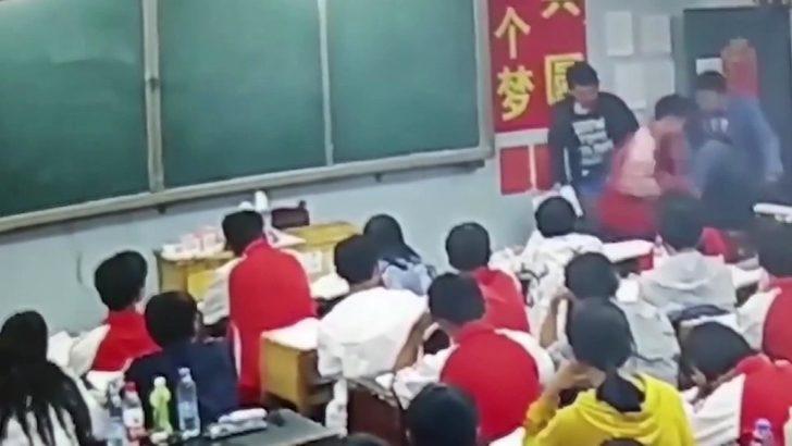 Sınıfta rezalet! İki öğrencisini yanına çağırıp... G2