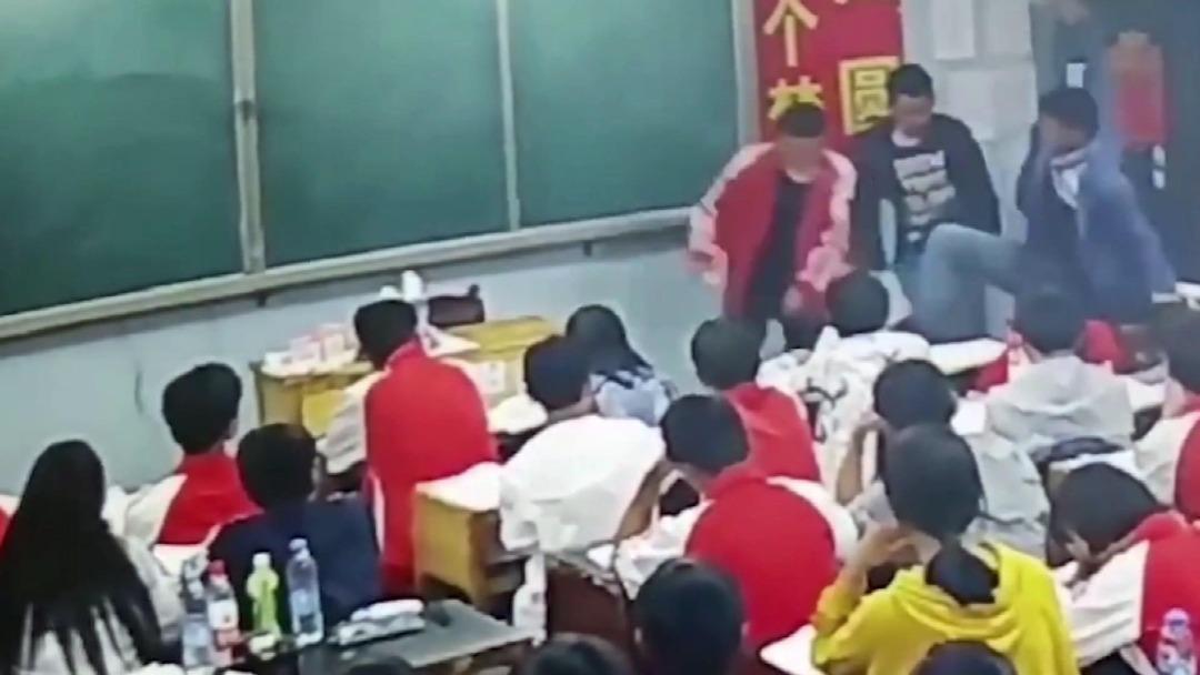 Sınıfta rezalet! İki &ouml;ğrencisini yanına &ccedil;ağırıp...