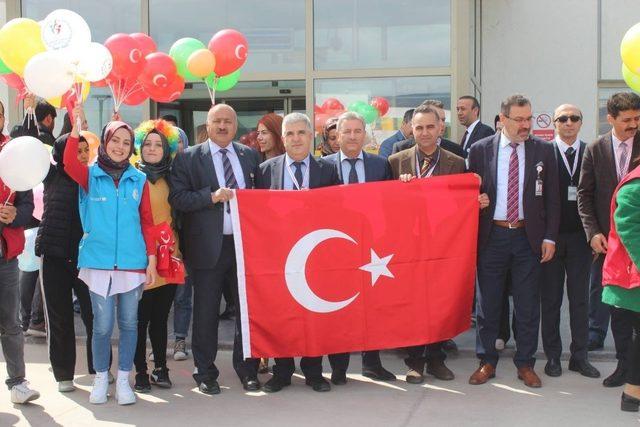 Kayseri Şehir Hastanesi’nde kalan çocuklara 23 Nisan kutlaması