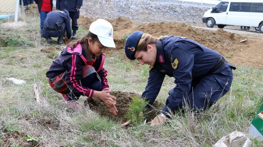 Yozgat’ta jandarma ve öğrenciler fidan dikti