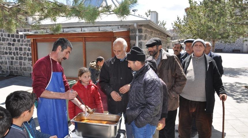 Kars Valiliği’nden vatandaşlara çorba ikramı