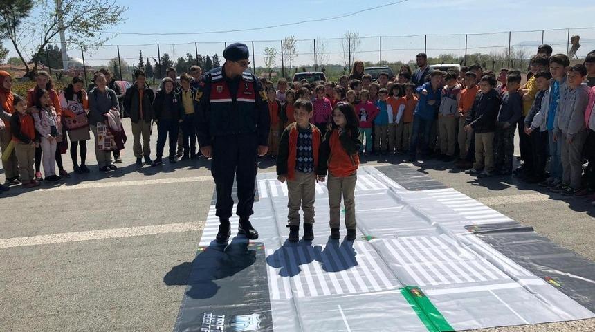 Jandarmadan &ouml;ğrencilere trafik eğitimi