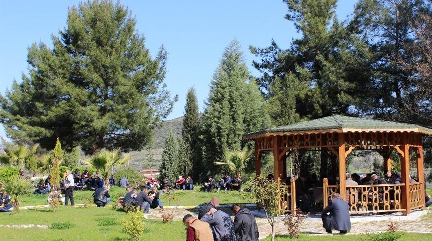 H&uuml;k&uuml;ml&uuml;ler &lsquo;Okumadan olmaz&rsquo; sloganı ile kitap okudu