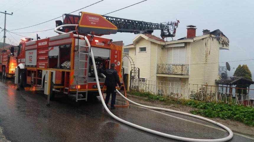 Yazlık evin &ccedil;atısı yandı