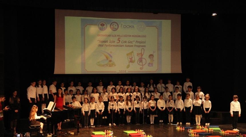 &lsquo;Sanat İ&ccedil;in Beş &Ccedil;ok Ge&ccedil;&rsquo; Projesi b&uuml;y&uuml;ledi