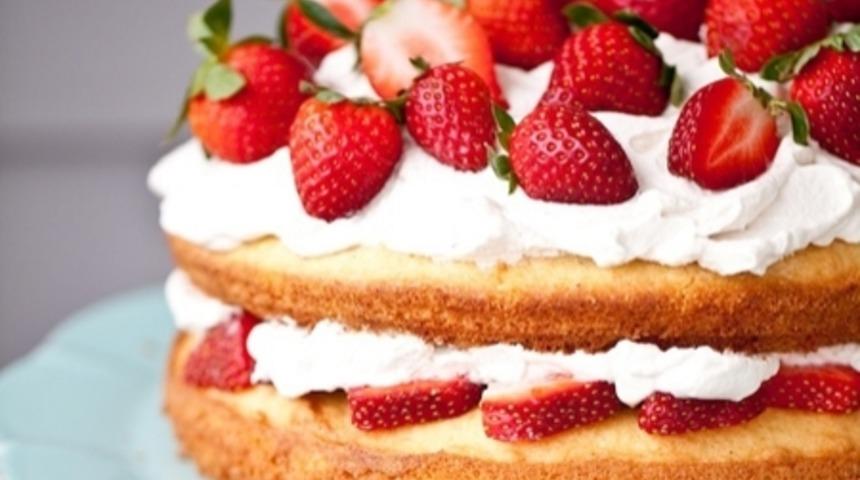 Kremalı ve Çilekli Pandispanya