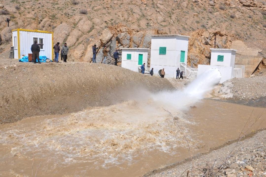Su seviyesi y&uuml;kselen barajın kapakları a&ccedil;ıldı