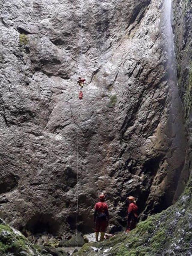 30 metre derinlikteki kokurdana inip, inceleme yaptılar