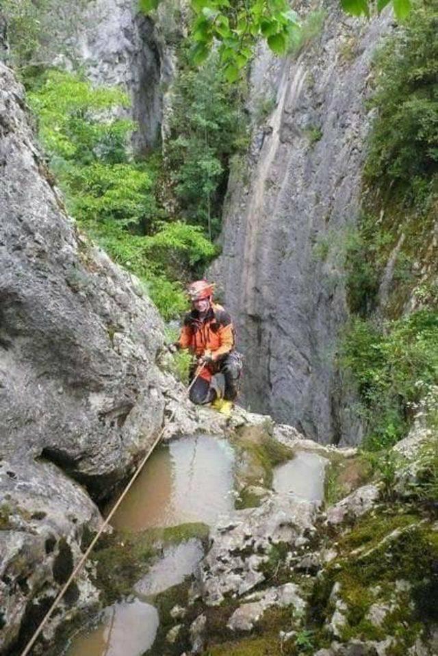 30 metre derinlikteki kokurdana inip, inceleme yaptılar