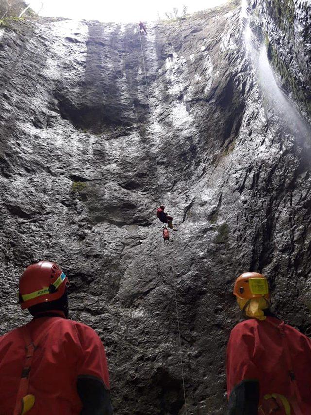 30 metre derinlikteki kokurdana inip, inceleme yaptılar