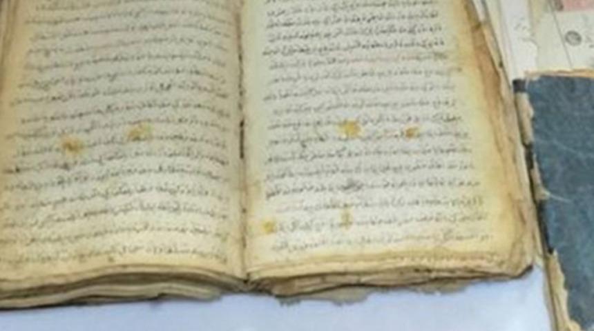 500 yıllık iki kitabı internetten satmak isteyince yakalandı