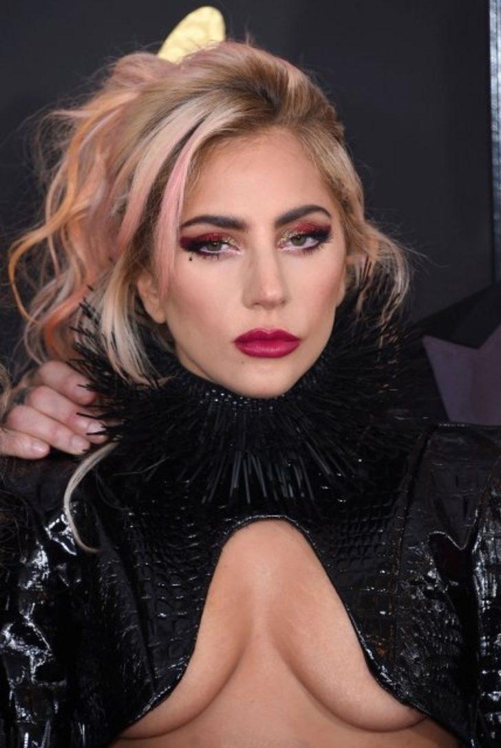 Grammy törenine bu kıyafetle geldi! G1