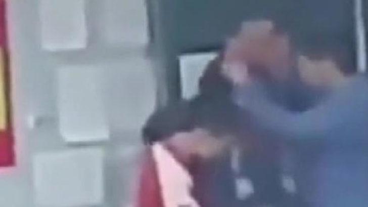 Sınıfta rezalet! İki öğrencisini yanına çağırıp... G5