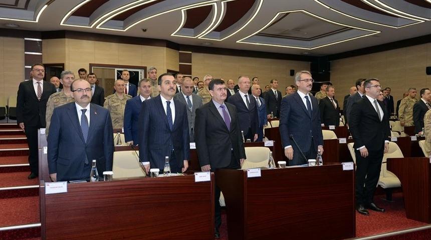 Vali Arslantaş, Erzurum&rsquo;da d&uuml;zenlenen "D&uuml;zensiz G&ouml;&ccedil;le M&uuml;cadele" toplantısına katıldı