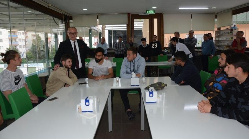 Başkan Erg&uuml;n&rsquo;den Manisa BBSK&rsquo;li futbolculara moral ziyareti