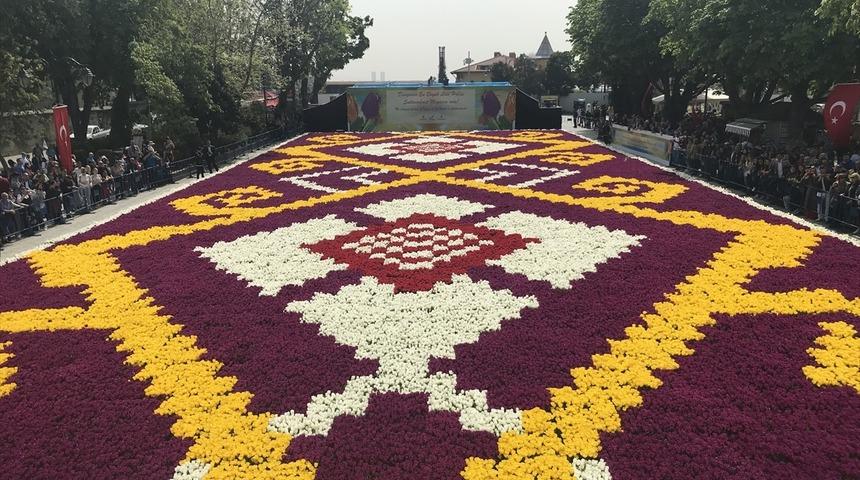 Sultanahmet'te d&uuml;nyanın en b&uuml;y&uuml;k 'lale halısı'