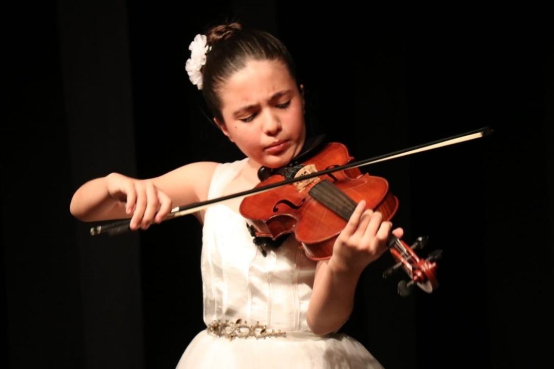 Gen&ccedil; yetenek Elif&rsquo;ten tiyatro festivalinde keman resitali