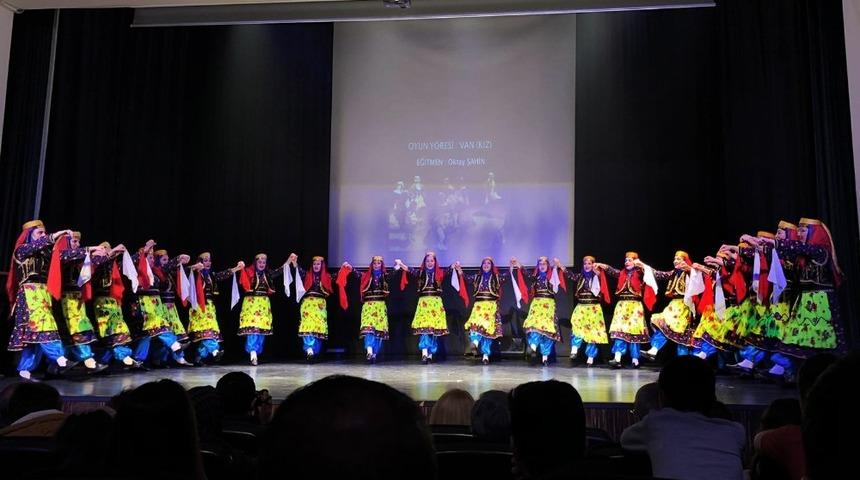 Halk Dansları Topluluğu büyük beğeni topladı